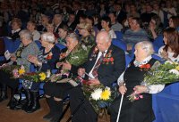 Носите ордена, чтоб видели все люди Вас, вынесших войну на собственных плечах…