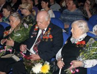 Носите ордена, чтоб видели все люди Вас, вынесших войну на собственных плечах… Носите ордена, чтоб видели все люди Вас, вынесших войну на собственных плечах…