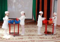Я знаю от папы, я знаю от деда, Девятого мая пришла к нам Победа!