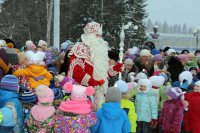 Дед Мороз на елке нашей самый главный из гостей!