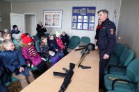 В  Мирном полицейские провели экскурсию для школьников