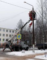 Сотрудники предприятия «Мирнинские городские электросети» приступили к монтажу новогодней иллюминации