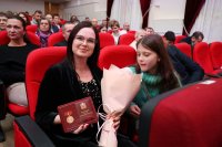 Жительница Мирного удостоена знака отличия «Материнская слава»